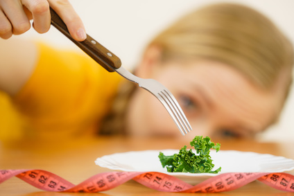 fille - manger - assiette - fourchette - légume - régime - équilibre - alimentaire - sain - poids - hypnose - lille - maigrir